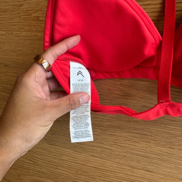 Oner Active Easy Lift Ultra Minimal V Neck Sports Bra Small Muscle Mommy Red - Picture 3 of 4